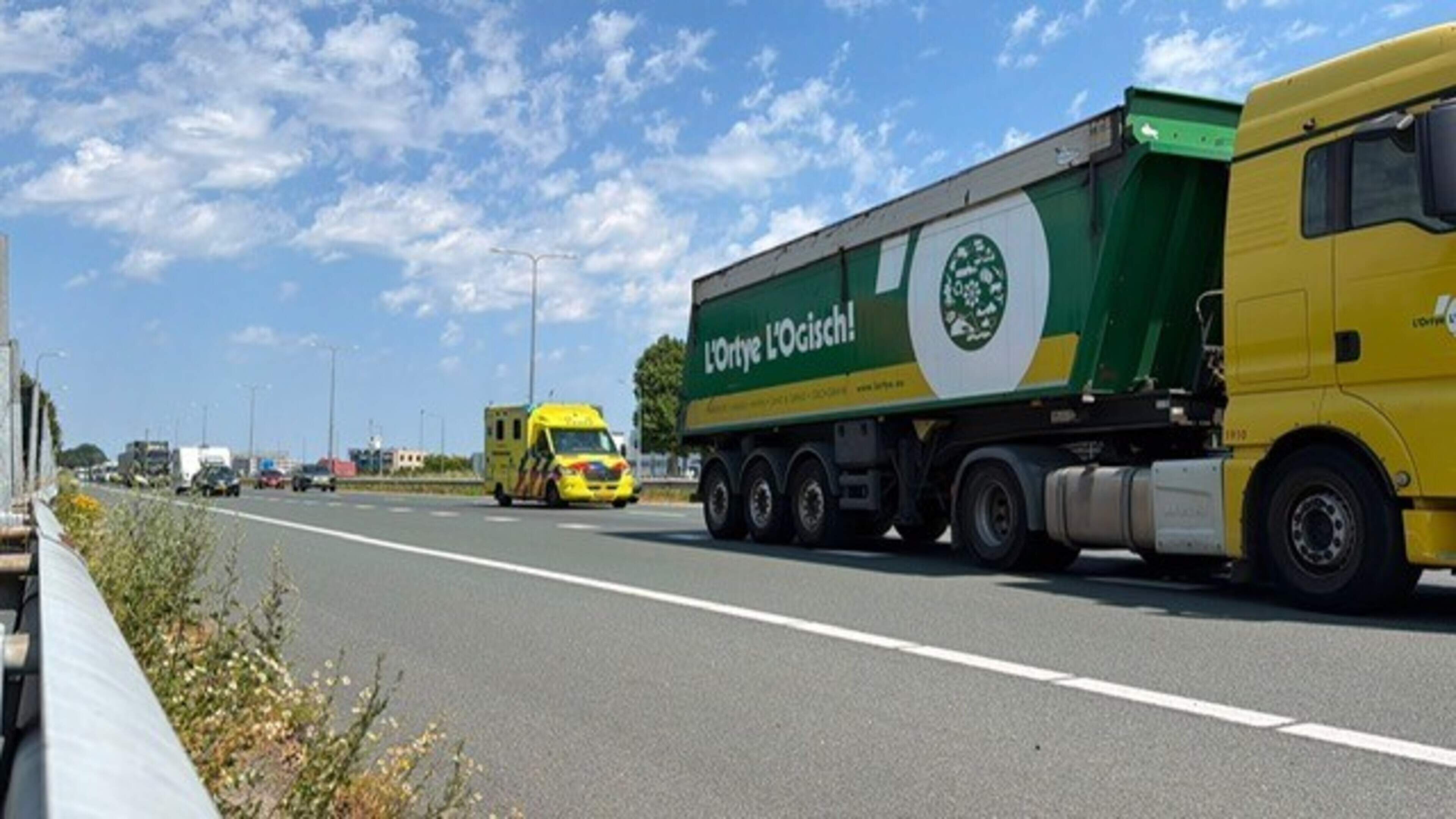 A2 richting Maastricht tijdelijk dicht vanwege ongeval bij Meerssen
